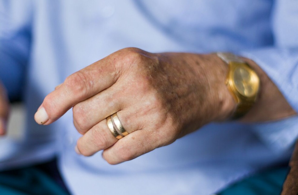 Santos usa a aliança da esposa no dedo, simbolizando que é viúvo (Foto: Jonathan Lins/G1)