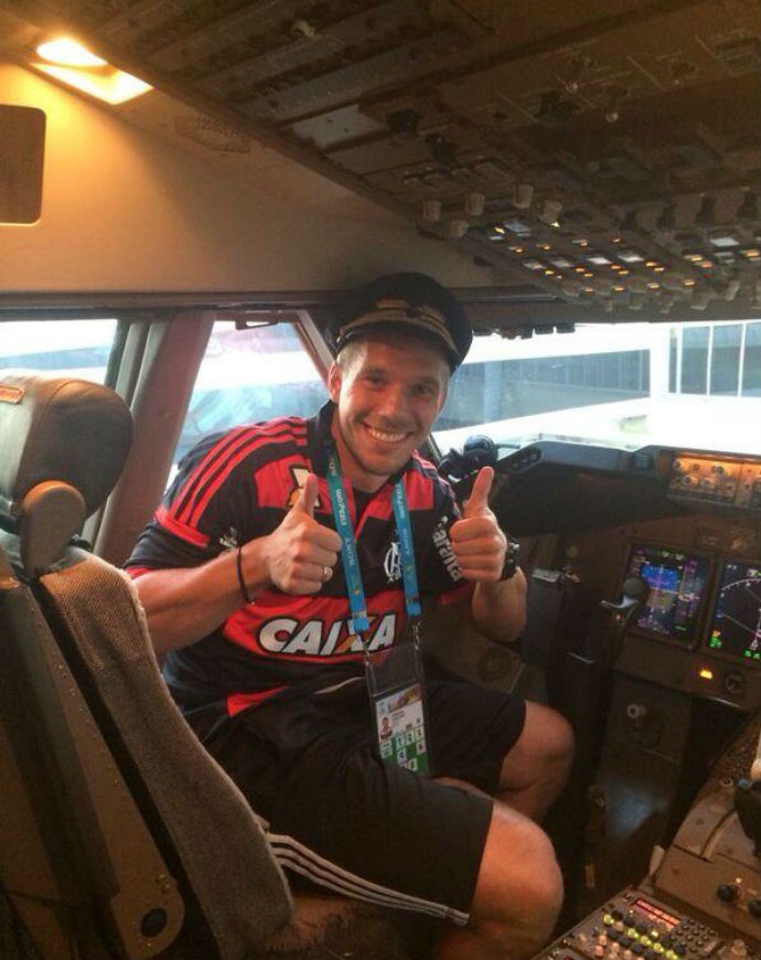 Podolski dentro da cabine do avião  (Foto: Reprodução/Twitter)