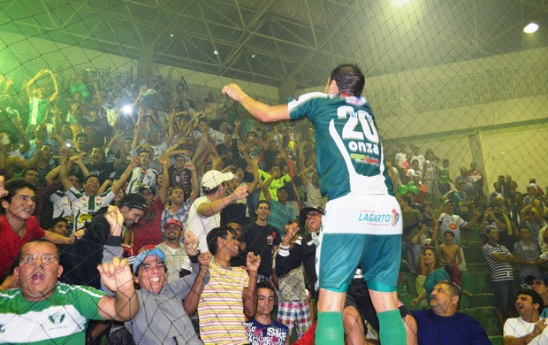 Lagarto comemora o título do primeiro turno (Foto: Felipe Martins/GLOBOESPORTE.COM)