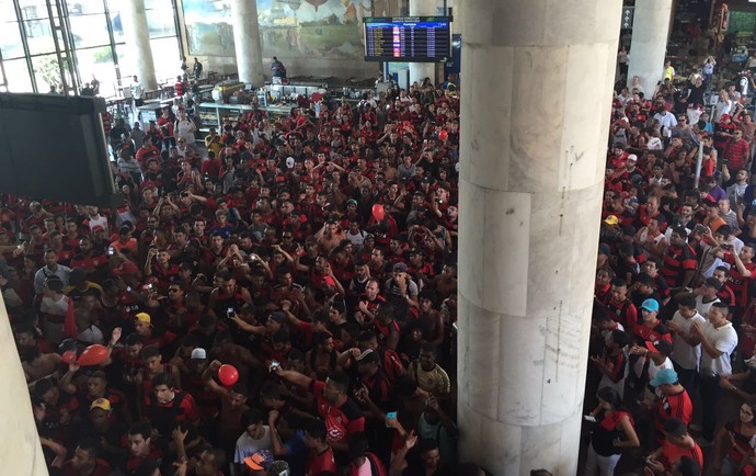 Resultado de imagem para video com a torcida no aeroporto para viagem do flamengo