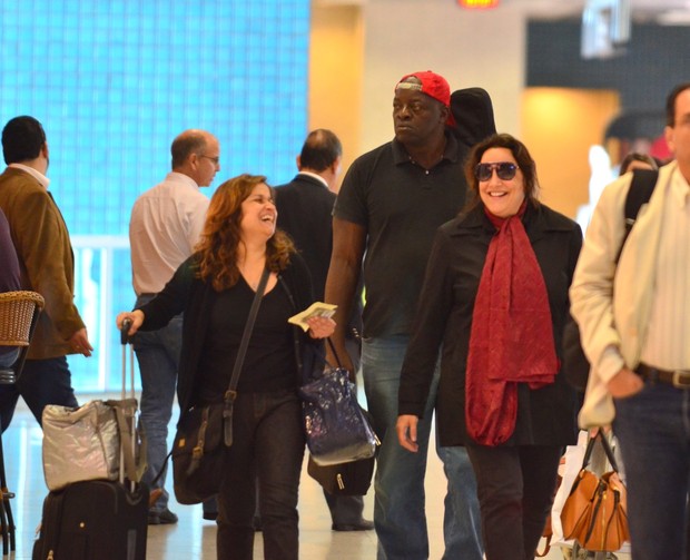 Ana Carolina no aeroporto (Foto: William Oda / Foto Rio News)