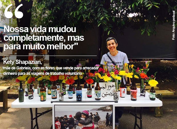 Kety Shapazian, mãe de Gabriela, com os arranjos de flores que vende para financiar o trabalho voluntário da filha- frase (Foto: Arquivo pessoal/Gabriela Shapazian)