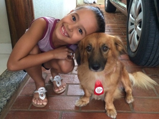 Sophia e Bethoven, o cachorro 'aventureiro' (Foto: Isabela Cavalcante/ G1 MS)