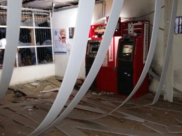 Caixas foram explodidos, mas ladrões não levaram o dinheiro (Foto: Ascom PMPE)