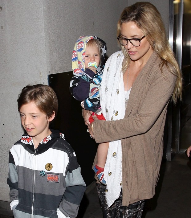Kate Hudson com os filhos Ryder e Bing no aeroporto internacional de Los Angeles, nos Estados Unidos (Foto: X17/ Agência)