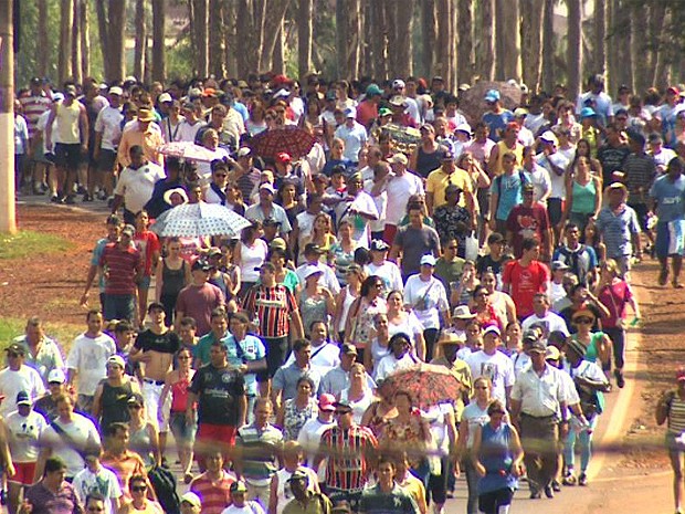 Romeiros em RIbeirão Preto celebram o dia de Nossa Senhora Aparecida (Foto: Sebastião Elias/EPTV) Romeiros em RIbeirão Preto celebram o dia de Nossa Senhora Aparecida (Foto: Sebastião Elias/EPTV)