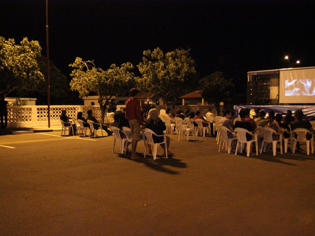 Espectadores se reuniram para assistir filmes de terror em frente ao cemitério de Boa Vista (Foto: Inaê Brandão/G1)