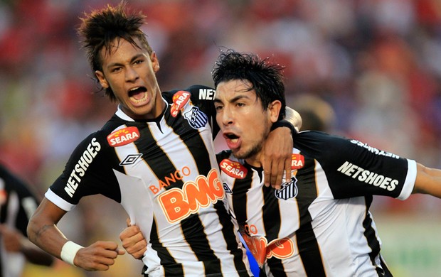 Neymar Jorge Fucile gol Santos (Foto: Reuters)