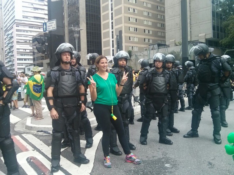 Manifestante tira foto com polícia na Paulista