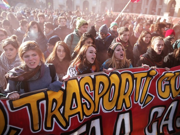 Estudantes protestam em Turim, na Itália, neste sábado (14), contra as políticas de austeridade do governo (Foto: MARCO BERTORELLO / AFP)