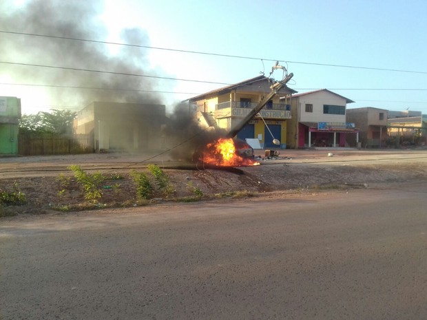 Carro atmgiu poste de energia e pegou fogo (Foto: PRF Santarém/Divulgação)