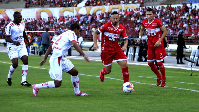 CRB x Mogi Mirim - Cañete vai na bola e marcação chega (Foto: Ailton Cruz/Gazeta de Alagoas)