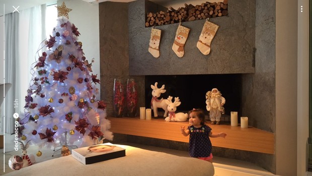 Maria Flor com a decoração de Natal (Foto: Instagram / Reprodução)
