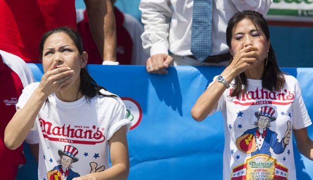 Sonya Thomas e Juliet Lee comem hot dogs durante a competição (Foto: John Minchillo/AP)