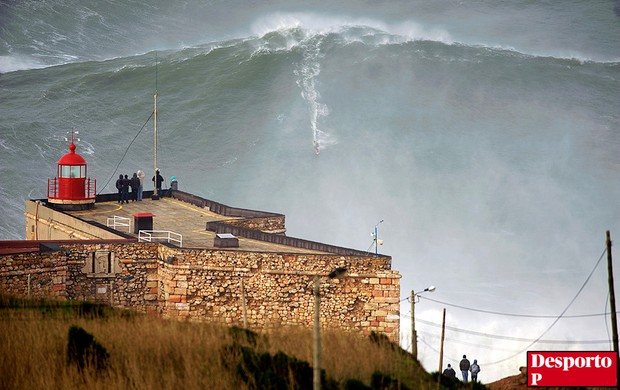 Garrett McNamara surfa onda gigante em Portugal (Foto: Reprodução / Desporto Público)