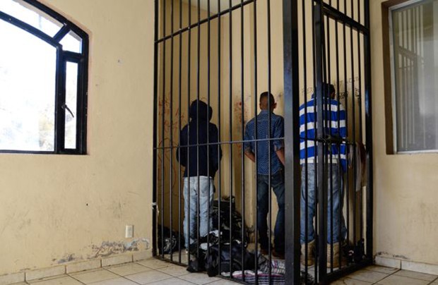 Jovens na cadeia local (Foto: BBC)