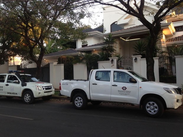 MP e Polícia Nacional na casa de Abdelmassih (Foto: Glauco Araújo/G1)