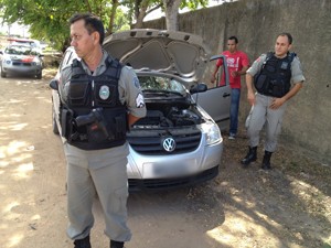 Dupla rouba carro que transportava R$ 16 mil em joias na PB, diz polícia