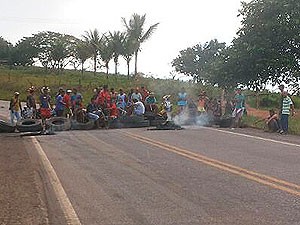 Protesto de índios bloqueia BR-101, na região sul da Bahia (Foto: Divulgação/PRF)