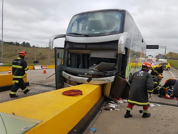 Ônibus com romeiros sofre acidente na Dutra (Foto: Divulgação / Bombeiros)