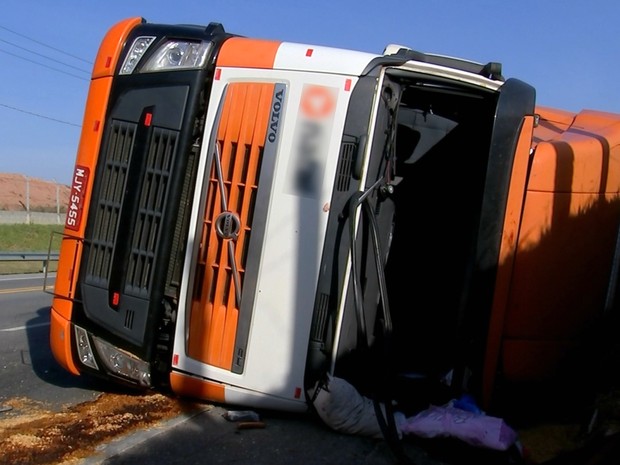 Caminhão com macarrão instantâneo tomba e deixa 5 feridos em São Roque (Foto: Reprodução/TV TEM)