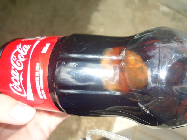Corpo estranho foi encontrado dentro da garrafa de coca-cola (Foto: Arquivo Pessoal/ Hugo Lopes)