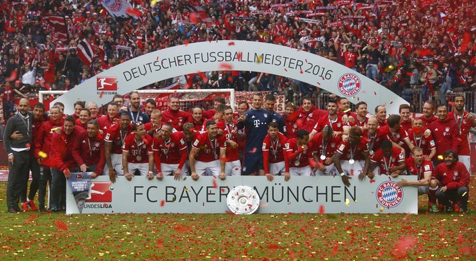 Bayern de Munique comemora título alemão (Foto: REUTERS/Michael Dalder)