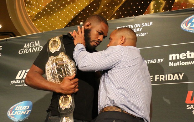 Jon Jones x Cormier briga pesagem UFC (Foto: Evelyn Rodrigues)