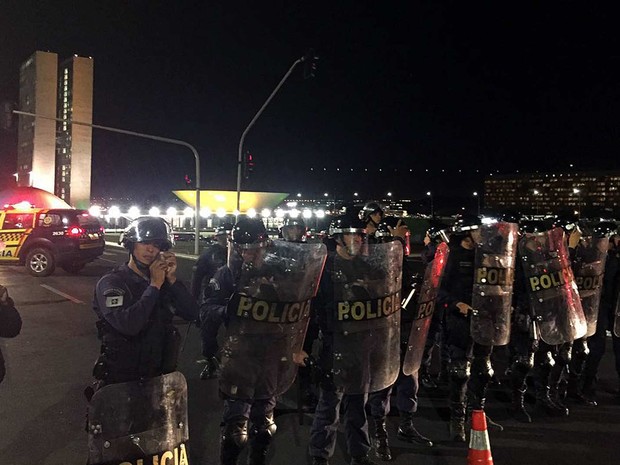 Policiais militares formam fileira na via lateral ao Congresso Nacional antes de votação do relatório do impeachment da presidente Dilma Rousseff nesta segunda-feira (11) (Foto: Alexandre Bastos/G1)