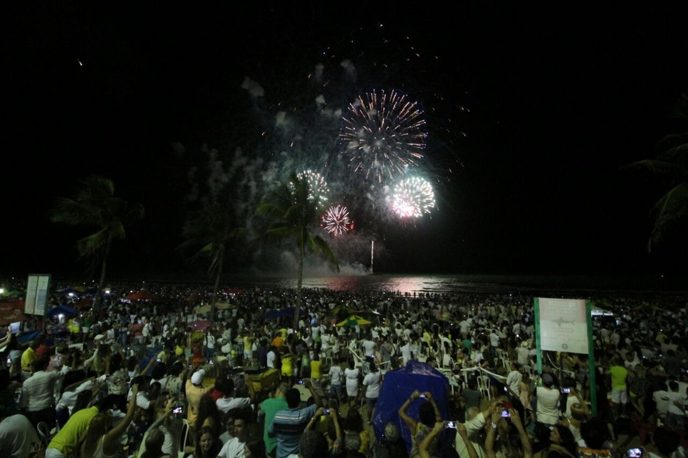 Multid&atilde;o acompanha show pirot&eacute;cnico na praia de Boa Viagem para celebrar a chegada de 2017 (Foto: Marlon Costa/Pernambuco Press)