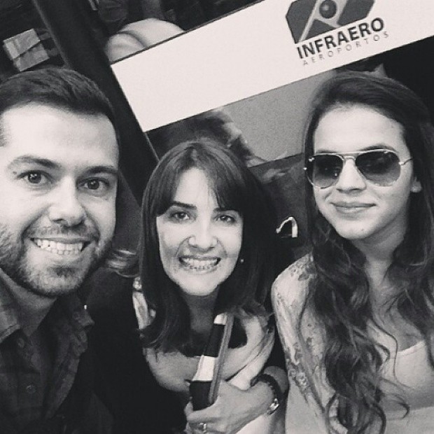 Bruna Marquezine e fãs no aeroporto (Foto: Instagram / Reprodução)