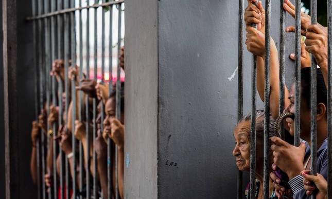 Parentes de presos aguardam infomações em prisão de Manaus 