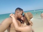 Mulher Filé curte praia com novo namorado e entrega: 'Pegada forte'