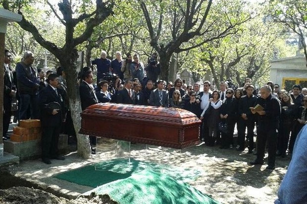 Caixão de Roberto Bolaños é enterrado no México (Foto: Reprodução/El Universal)
