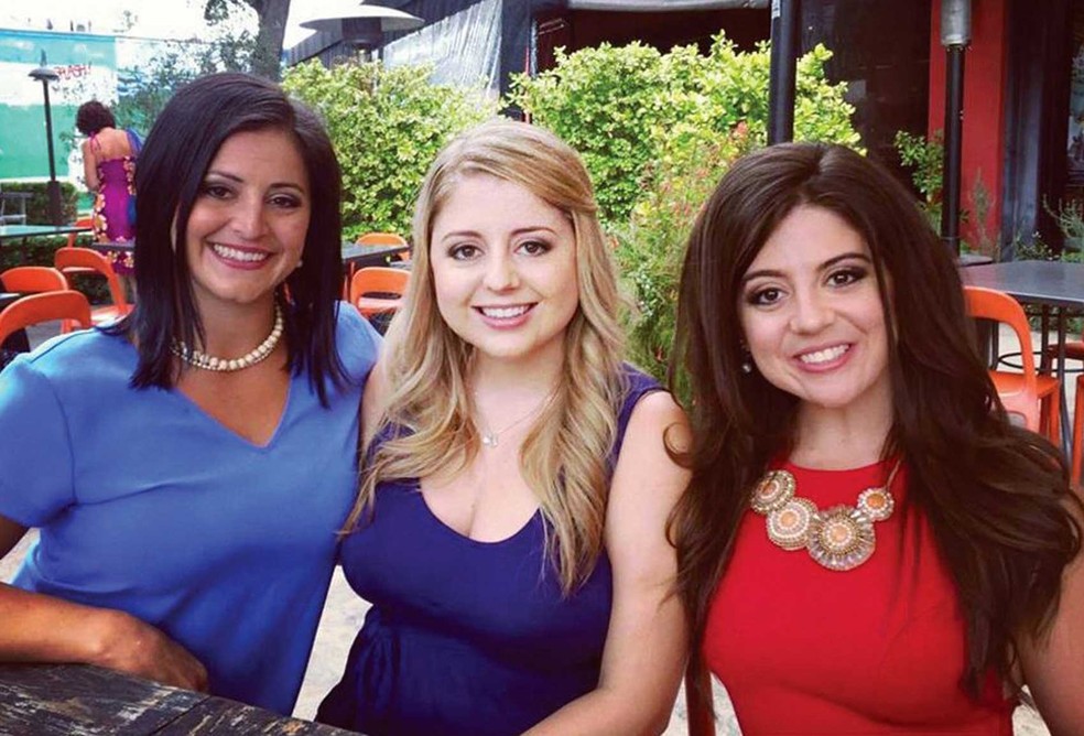 Irmãs Dominique (esq.), Christina e Jennifer (dir.) hoje são próximas  (Foto: Jennifer Bricker/ BBC)