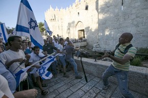 Israelenses com bandeiras entraram em confronto com cinegrafista palestino no Portão de Damasco, entrada de Jerusalém Antiga (Foto: Ammar Awad/Reuters) Israelenses com bandeiras entraram em confronto com cinegrafista palestino no Portão de Damasco, entrada de Jerusalém Antiga (Foto: Ammar Awad/Reuters)