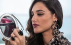 A atriz retoca a maquiagem no intervalo da gravação (Foto: Inácio Moraes / TV Globo)