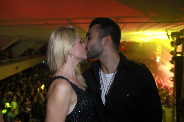 Antônia Fontenelle e Jonathan Costa beijam em baile funk no Rio (Foto: Isac Luz/EGO)