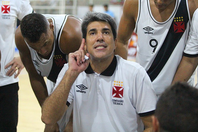 Dedé tem um estilo enérgico no banco de reservas do Cruz-maltino (Foto: Thiago Moreira/Vasco) Dedé tem um estilo enérgico no banco de reservas do Cruz-maltino (Foto: Thiago Moreira/Vasco)