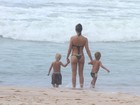 Família fofa! Fernanda Lima e Rodrigo Hilbert levam os filhos a praia no Rio