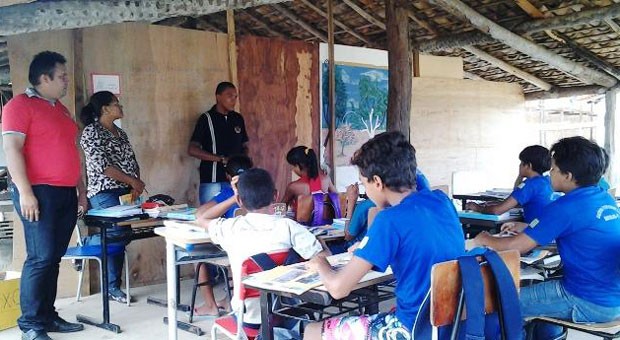 Crianças assistem aulas em salas improvisadas no interior do Piauí (Foto: Ricardo Nunes)