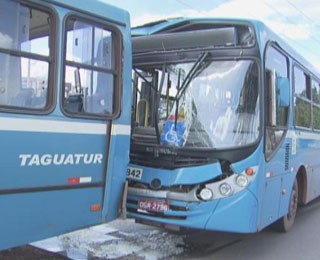 Colisão entre dois ônibus deixou 11 feridos (Foto: TV Globo/ Reprodução)