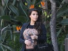 Grávida, Kim Kardashian troca saltão por sapatilha