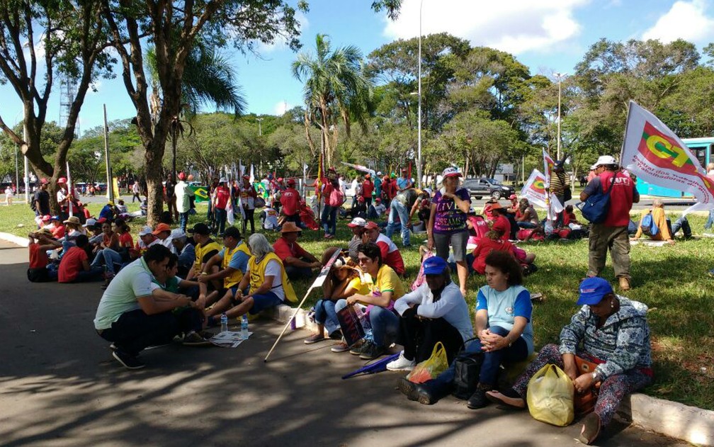 Manifestantes descansam em gramado do Eixo Monumental durante concentração para ato contra governo Temer (Foto: Beatriz Pataro/G1)