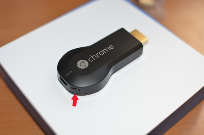 Aperte o botão de "Reset"do Chromecast (Foto: Rodrigo Padula/ Wikimedia Commons) Aperte o botão de "Reset"do Chromecast (Foto: Rodrigo Padula/ Wikimedia Commons)