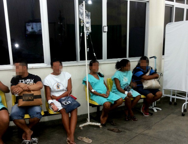 Grávidas esperam também em cadeiras de plástico (Foto: Marcela Nogueira/Arquivo Pessoal)