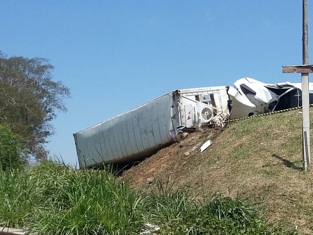 Caminhão tombou na manhã desta quinta (29) em Aparecida (Foto: Frham Oliveira / Vanguarda Repórter)