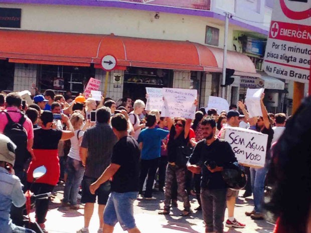 Manifestantes reivindicam medidas definitivas para solucionar a falta de água em Itu (Foto: Rodrigo Flores/Tem Você)
