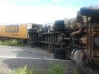 Caminhão dos Correios tomba no interior do Ceará e bloqueia trânsito