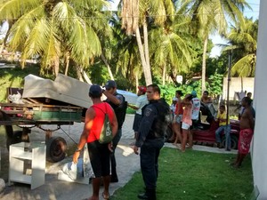 Usando uma carroça, população saqueia condomínio na praia de Maracajú, no RN (Foto: Divulgação/Polícia Militar do RN)